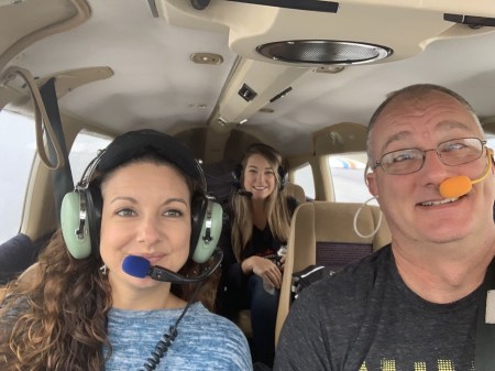 28xnMxTQS3CYjb%5o3mfLw.jpg In the plane