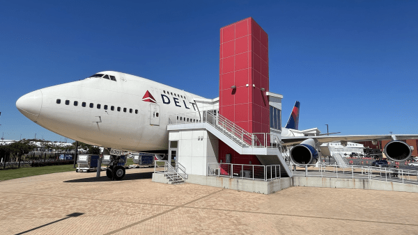 Delta static 747 display